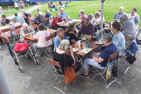 VdK Mitglieder bei Kaffee und Kuchen