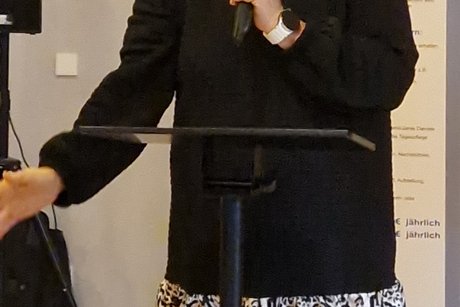 Emmy Bachmann trug mit einer Mundartanekdote über die Kleinbahn auch zur Unterhaltung bei