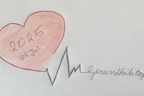 Herz mit Pulslinie von einem Kind gemalt mit Datum und Schriftzug zum Gesundheitstag