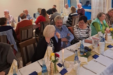 auf dem Bild sieht man VdK Mitglieder im Gespr&auml;ch