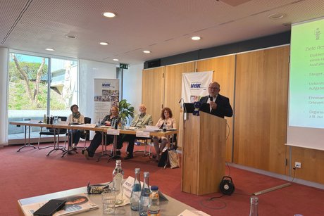 Stefan Pfeil, Bezirksverbandsgeschäftsführer beim Vortrag