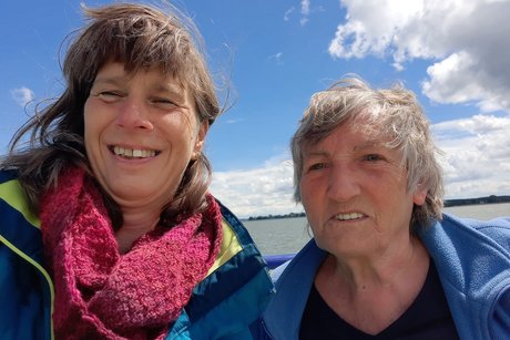 Gro&szlig;aufnahme von zwei Frauen mit Jacke und vom Wind zerzauster Frisur.