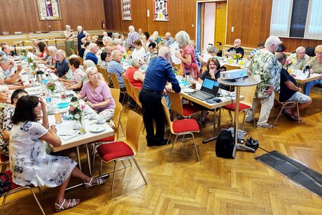 Alle rätseln Blick in den Saal. Alle sind am Ausfüllen des Rätsels.