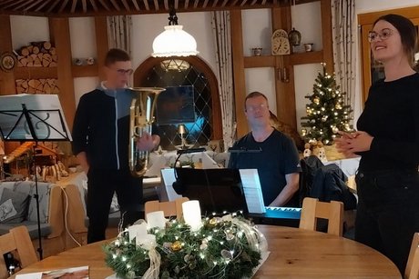 Besondere musikalische Gäste Die Ortsvorsitzende Verena Diemer mit Moritz Zimmermann am Euphonium und Arne Marterer am Keyboard