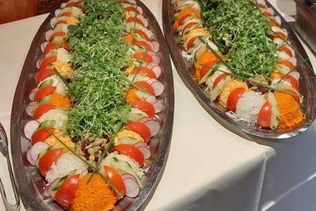 Eine gro&szlig;e Salatplatte ansprechend und vielseitig