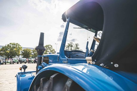 Blauer Oldtimer von der Seite fotografiert