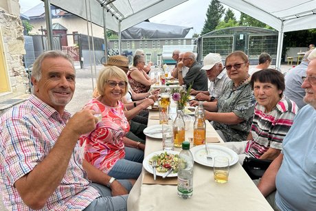 Menschen feiernd unter einem Zelt