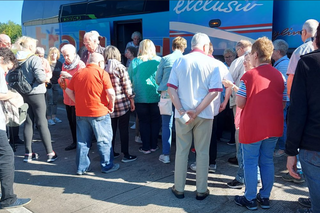 Leute stehen am Bus und machen Frühstückpause