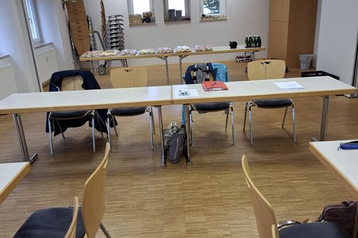 Vorbereiteter Raum Die Tische der Vorstandschaft stehen denen der Mitglieder vor Beginn der Versammlung gegenüber