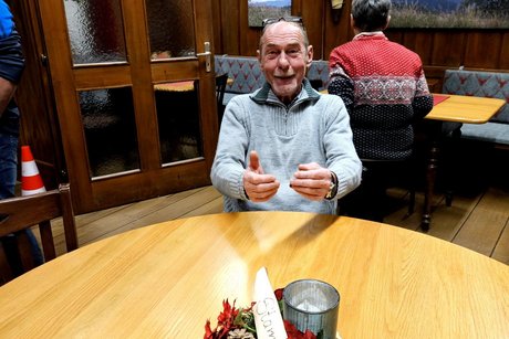 Rolf sitzt am Stammtisch im L&ouml;wen (Faller Serie - Studio)