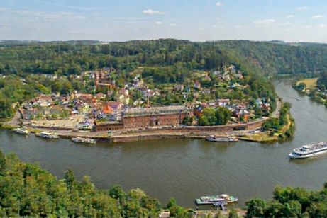 die Stadt Mettlach mit der Saarschleife