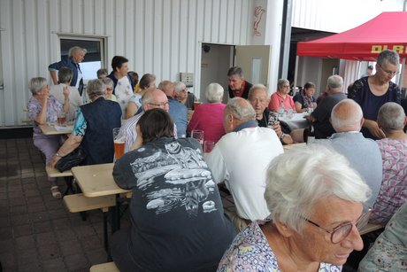Bild zeigt Personen an den Tischen trinken und essen