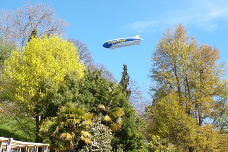 Zeppelin &uuml;ber dem See
