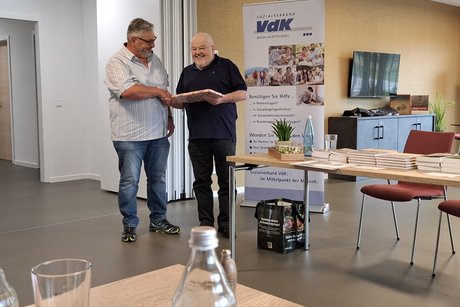 Danke, Präsent an Autor Günther Neidinger
