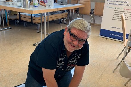 Ortsverbandsvorsitzender Roland Sauter übt die Reanimation.