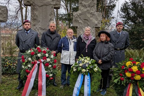 Vorstandsmitglieder umrahmt von der Bundeswehrabordnung Pfullendorf