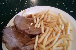 Bild zeigt einen Teller mit 2 Scheiben Rindfleisch mit Pommes