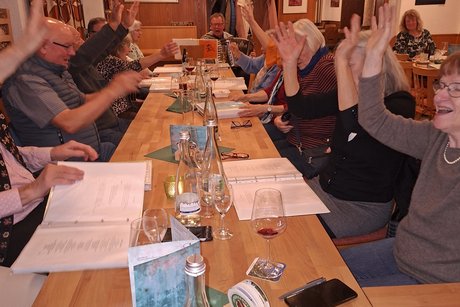 Nochmal feiernde Menschen