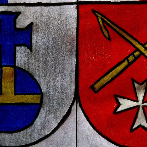 Gemeindewappen Aidlingen und Grafenau Links sieht man das Aidlinger Gemeindewappen, dieses besteht aus einem blauen Reichsapfel und einem blauen Kreuz, in dem ReichsapLinks sieht man das Aidlinger Gemeindewappen, dieses ist in Silber (weiß), ein blauer Reichsapfel mit goldenem (gelben) Beschläg und blauem Kreuz. Rechts sieht man das Grafenauer Gemeindewappen, dieses ist in Rot, unter zwei schräg gekreuzten goldenen (gelben) Heuliechern ein silbernes (weißes) Johanniterkreuz. Alles ist von Hand gezeichnet und gemalt.