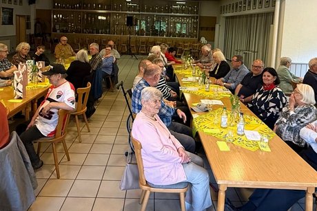 Mitglieder der Hauptversammlung an den Tischen