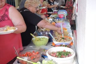 Bild zeigt das Salat-Buffet mit 20 verschiedenen Salaten