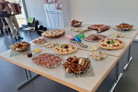 Bei gutem Essen, guter Musik in lustiger Gesellschaft