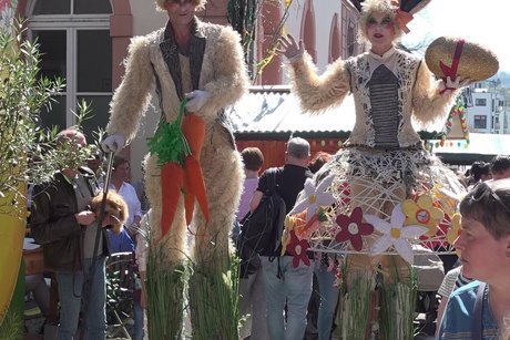 Übergroße Osterhasen auf Stelzen