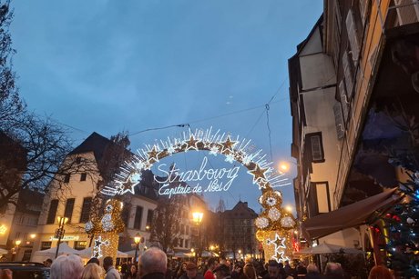 Weihnachtsmarkt Straßburg Lichterbogen am Eingang zum Weihnachtsmarkt