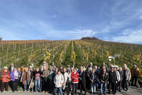 Leute versammeln sich zu einem Gruppenbild