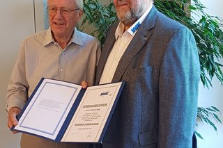 Der Bezirksverbandsvorsitzende Werner Raab überreicht Urkunde und Verdienstnadel