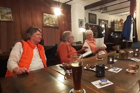 auf dem Bild sieht man VdK Mitglieder im Gespr&auml;ch