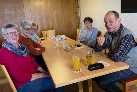 1 Spieltisch mit Gästen
