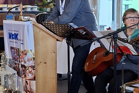 Alois liest eine Weihnachtsgeschichte