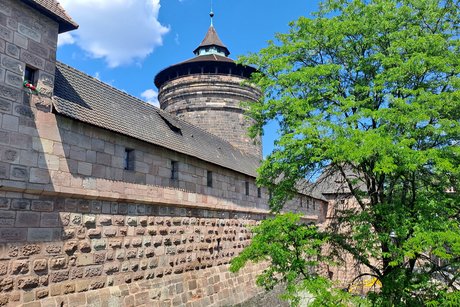 Bild zeigt die Nürnberger Stadtmauer mit Turm