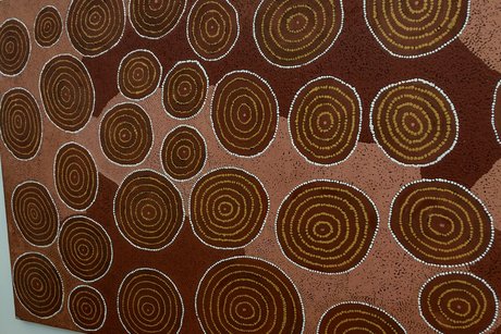 Exponat in gedämpftenFarben in Braun, Gold und Beige. Werk ist in Dottechnik auf Leinwand gemalt.Die einzelnen Kreise stellen Orte in der Wüstenlandschaft dar. Die Zwischenräume sind wellenförmig auch in Dot-Technik gemalt.t