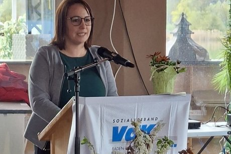 Frau Manente beim Vortrag &uuml;ber Nachbarschaftshilfe in Mengen