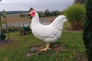 Weisses Künstliches Huhn auf Rasen