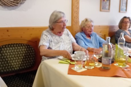 Bild zeigt 3 Frauen bei Tisch