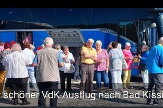 Die Reisegruppe vor dem Bus