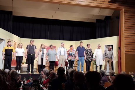 Vorstellung der Darsteller unter reichlichem Applaus Vorstellung der Darsteller unter reichlichem Applaus