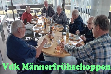 Bild zeigt M&auml;nner beim Weisswurstessen