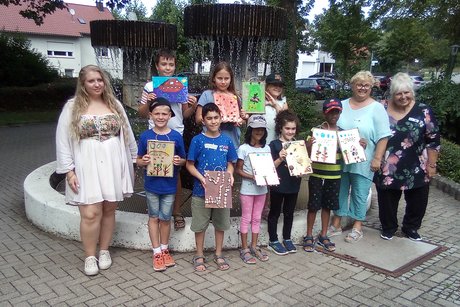 Gruppenbild mit 10 Jugendlichen und Betreuern vor dem Rathausbrunnen