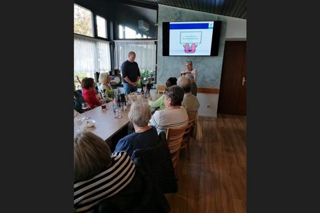 Frau Koletzko bedankt sich bei Dr. Richter für den interessanten Vortrag und übergibt ein kleines Präsent Frau Koletzko bedankt sich bei Dr. Richter für den interessanten Vortrag und übergibt ein kleines Präsent