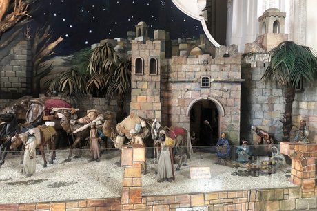 Detailreiche Weihnachtskrippe mit der Karawane der Heiligen Drei K&ouml;nige.