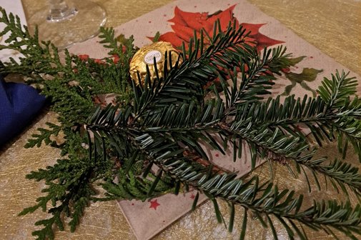 auf dem Bild sieht man weihnachtliche Dekoration