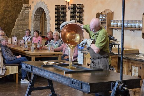 Die Zuckermasse f&uuml;r die Himbeer-Gutesele wird auf den Tisch gegossen