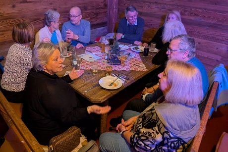 Erdinger Chalet, Gruppenfoto beim Essen