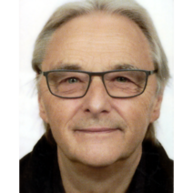 Älterer Mann mit Brille und weißen Haaren.