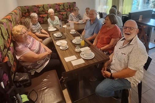 Es sitzen wieder viele Leute bei Kaffee und Kuchen an einem Tisch und unterhalten sich. Wir freuen uns, dass unser Treffen so gut angenommen wird.