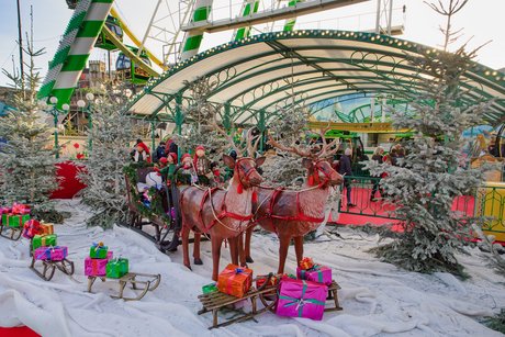 Weihnachts-Schlitten, gezogen von zwei Hirschen